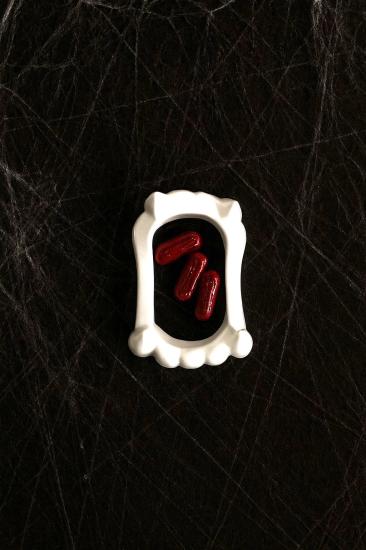 Halloween Vampir Dişi ve Kapsül Kan